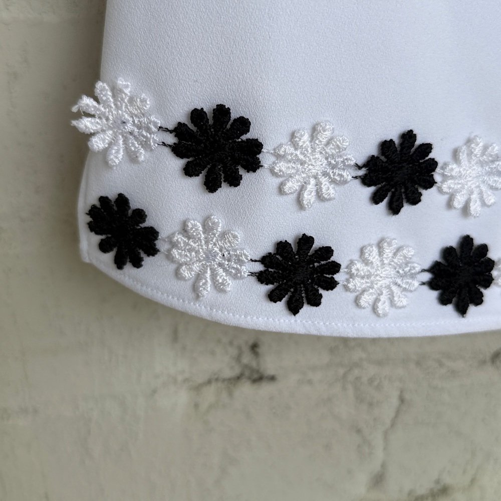 Alice + Olivia Classics White Sleeveless Shift with 3-D Flower Trim Size 6 - Picture 6 of 16